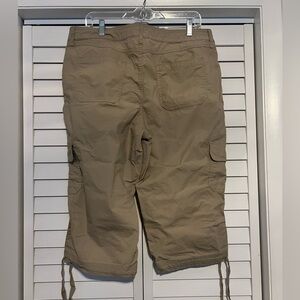 St. John's Bay Light Tan Capris Sz 16